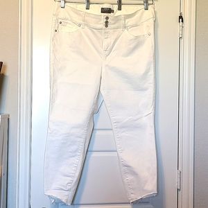 Torrid 18S White Jegging Super Soft with asymmetrical distressed hem!